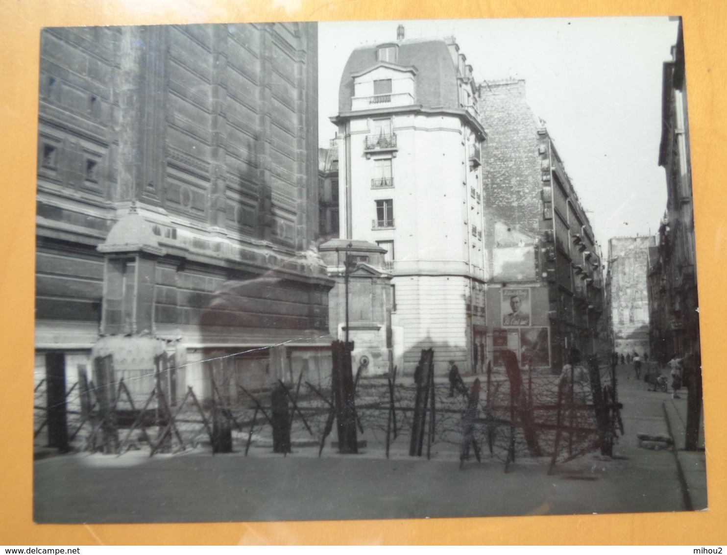 BARBELES AFFICHE LIBERATION DE PARIS GUERRE WW2 PHOTO DE PRESSE 24 X 18 Cm PHOTO PRESSE LIBERATION - Guerre, Militaire