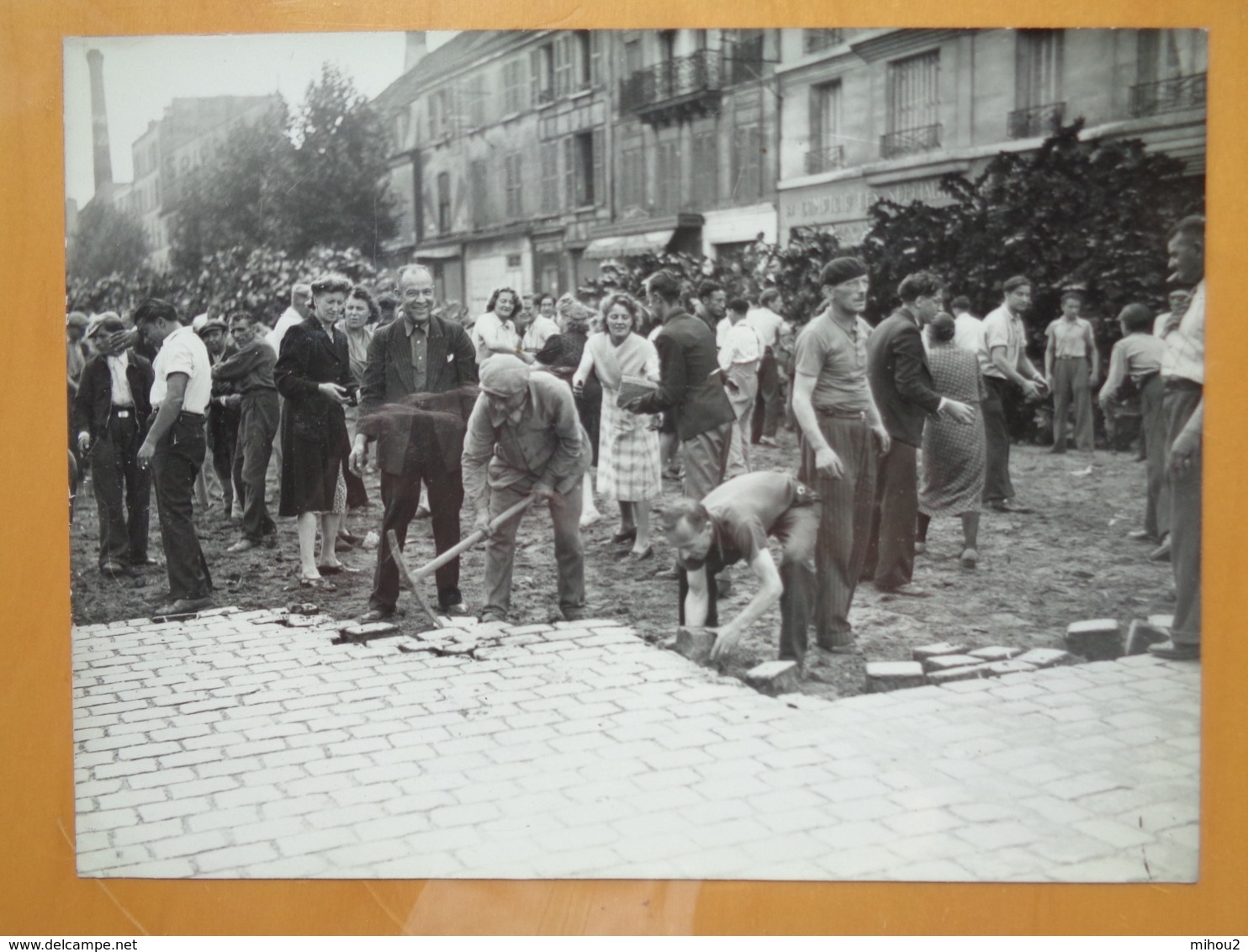 FOULE DEPAVANT UNE RUE  LIBERATION DE PARIS GUERRE WW2 PHOTO DE PRESSE 24 X 18 Cm PHOTO PRESSE LIBERATION - Guerre, Militaire