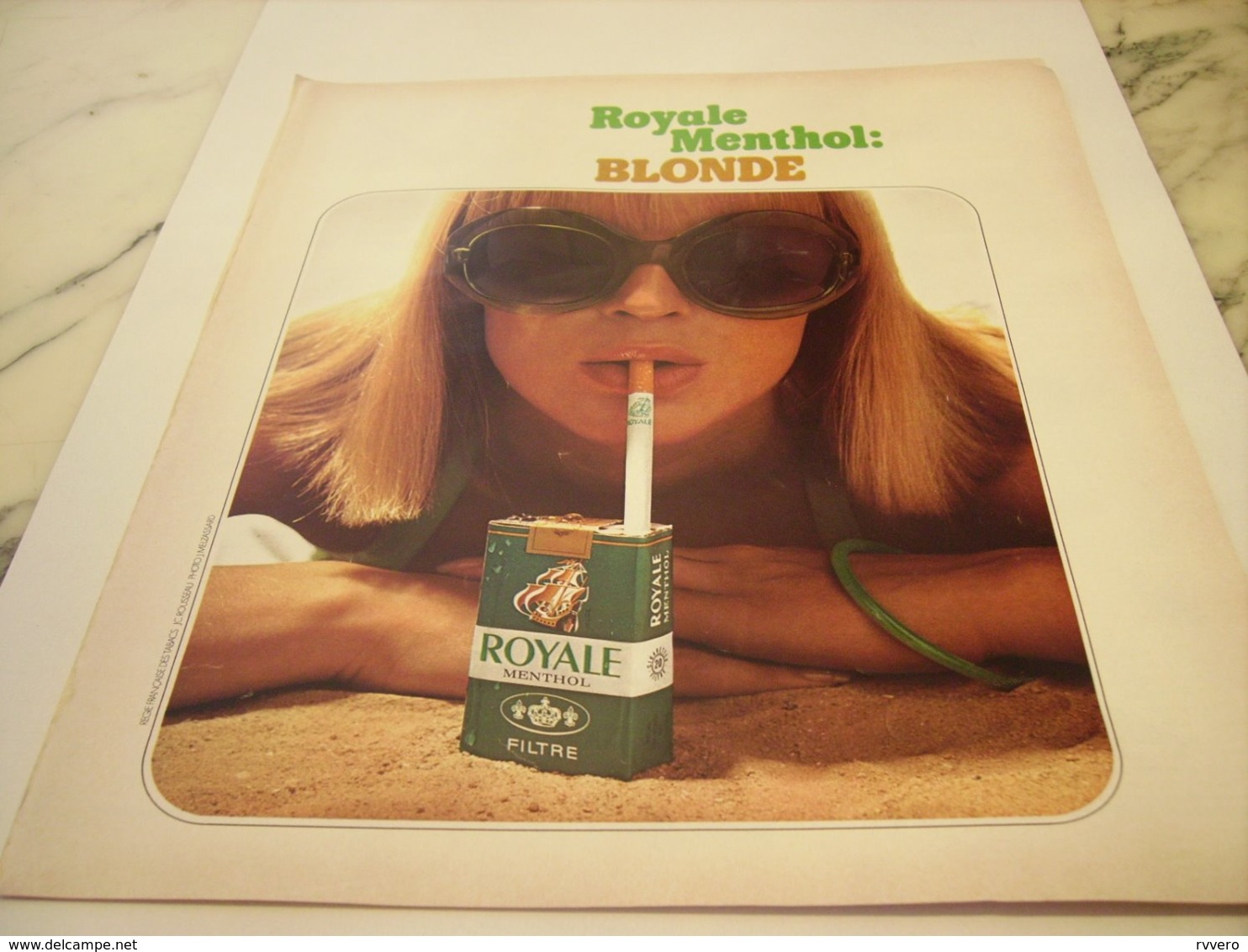 ANCIENNE PUBLICITE CIGARETTE ROYALE MENTHOL BLONDE 1975 - Autres & Non Classés