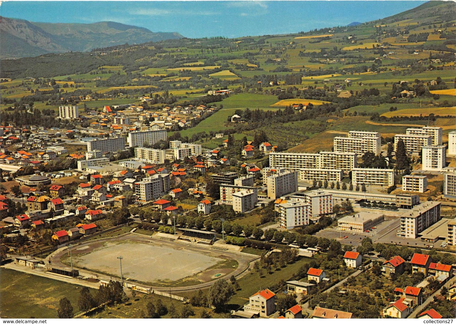 05-GAP-VUE AERIENNE AU PREMIER PLAN LE STADE - Gap