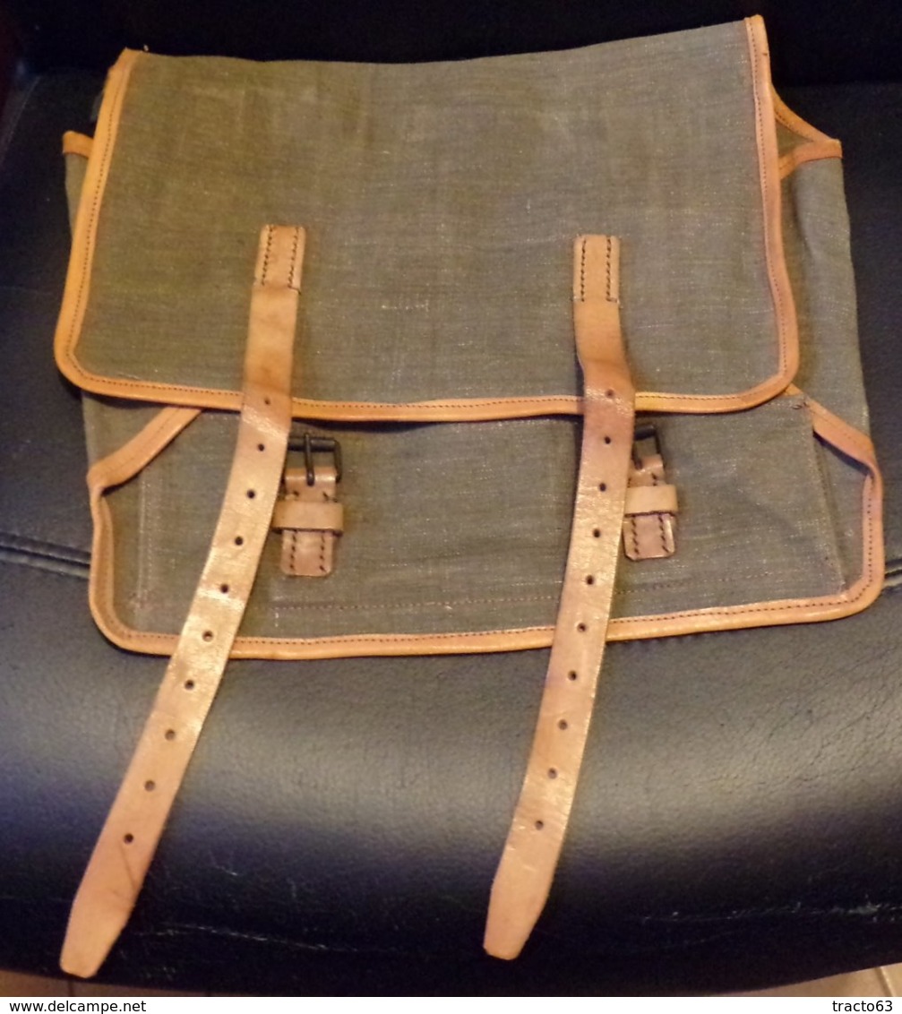 MUSETTE ARMEE FRANCAISE AVEC SANGLE POUR LE PORT EN POSITION VENTRALE , BON ETAT VOIR PHOTO . POUR TOUT RENSEIGNEMENT ME - Equipement