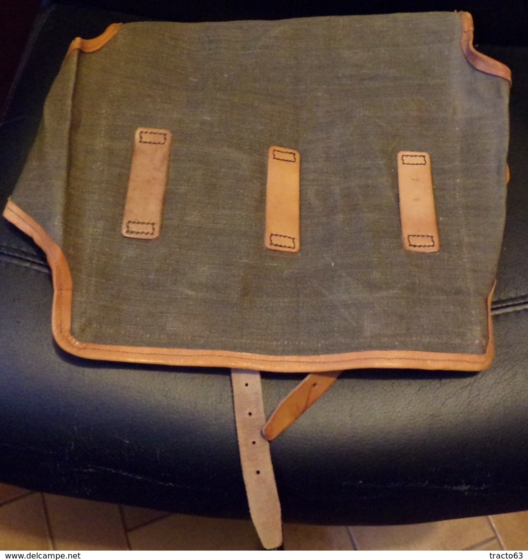 MUSETTE ARMEE FRANCAISE AVEC SANGLE POUR LE PORT EN POSITION VENTRALE , BON ETAT VOIR PHOTO . POUR TOUT RENSEIGNEMENT ME - Equipement