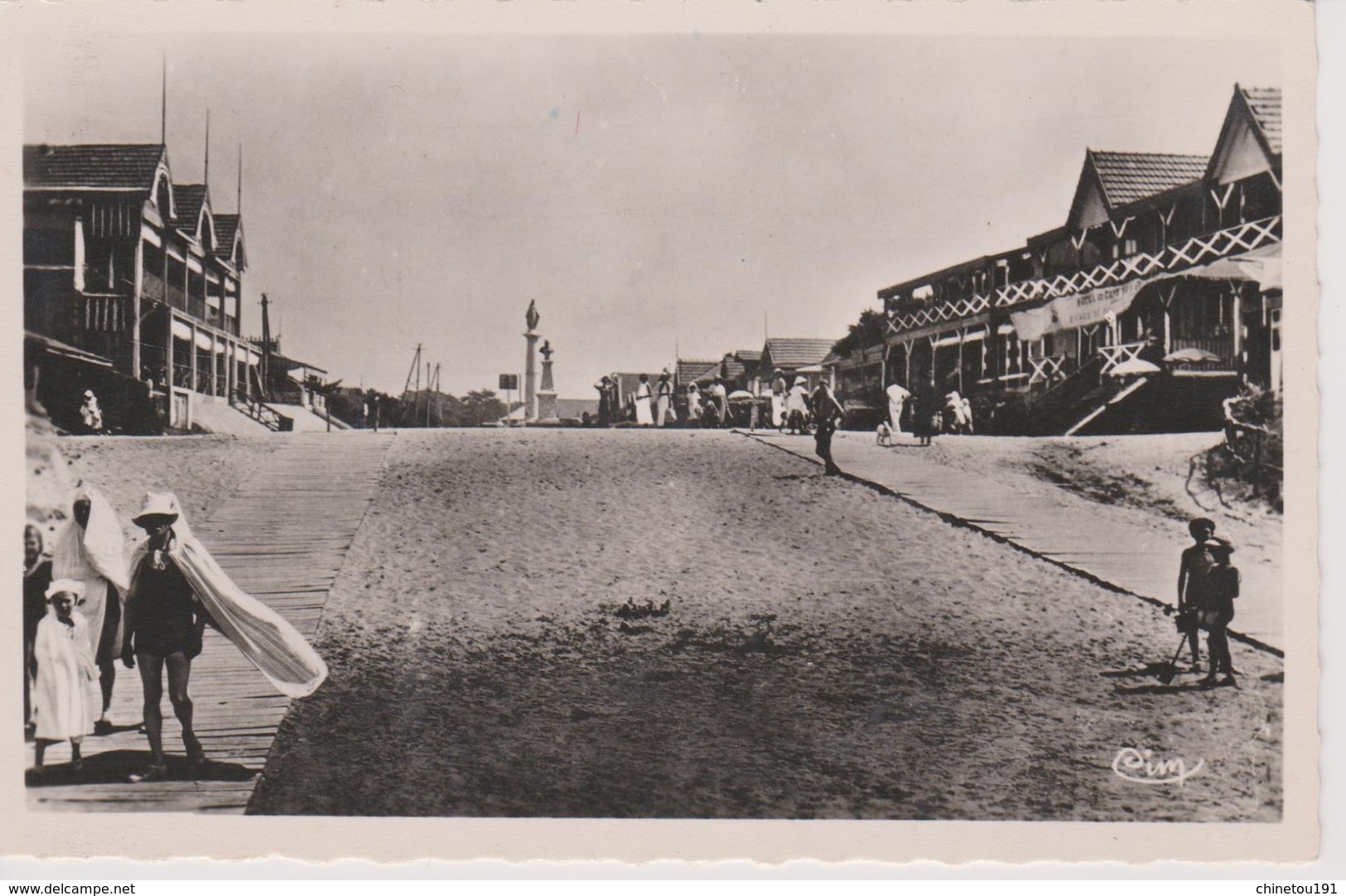 Montalivet Sur Mer Entrée De La Plage Et Les Hôtels - Autres & Non Classés