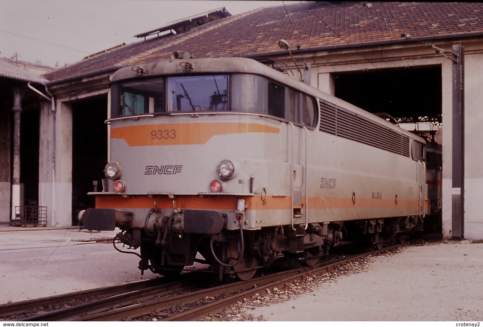 Photo Diapo Diapositive Slide Train Wagon Locomotive Electrique SNCF BB 9333 à Marseille Le 04/02/1992 VOIR ZOOM - Diapositives