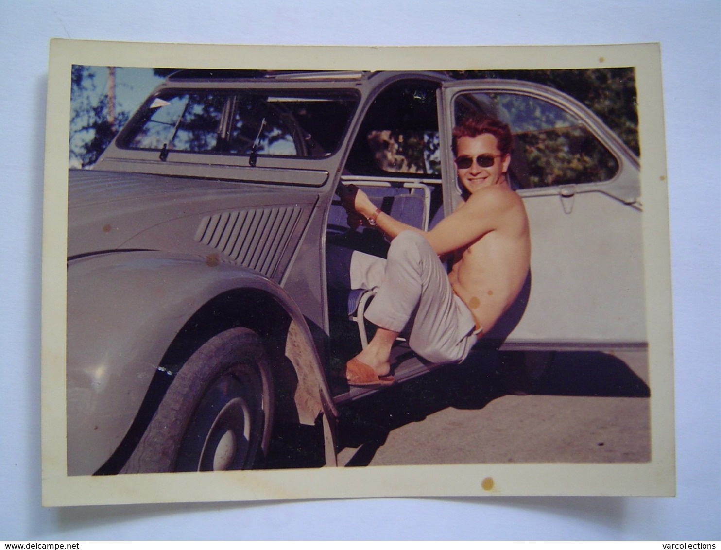 PHOTOGRAPHIE Ancienne : UN FOU AU VOLANT D' UNE 2 CV - Automobiles