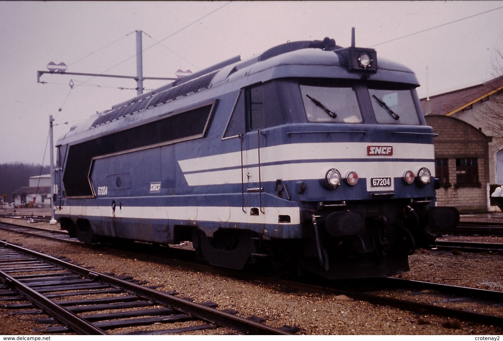 Photo Diapo Diapositive Slide Train Wagon Locomotive Diesel SNCF BB 67204 à Montargis Le 15/02/1992 VOIR ZOOM - Diapositives