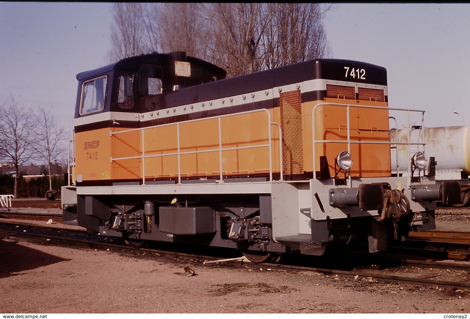 Photo Diapo Diapositive Slide Train Wagon Locotracteur SNCF Y 7412 à Tours Le 17/02/1992 VOIR ZOOM - Diapositives