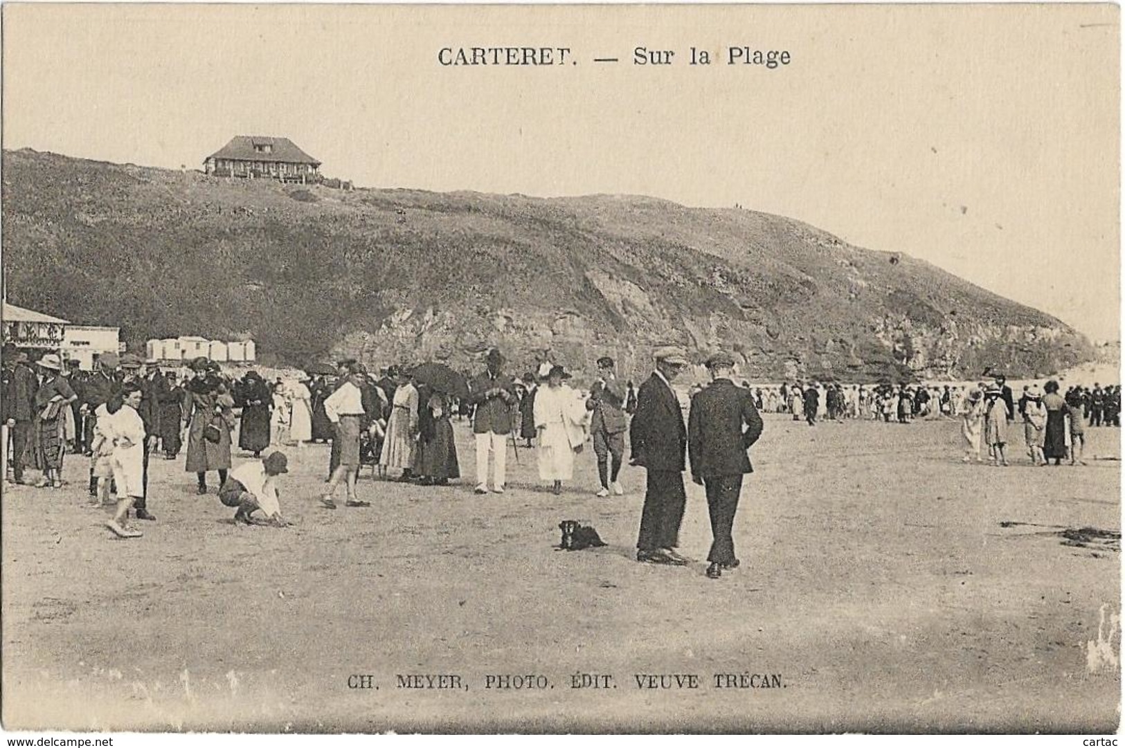 D50 - CARTERET - SUR LA PLAGE - Nombreuses Personnes Habillées Avec Des Robes Et Des Costumes (sur La Plage) - Carteret