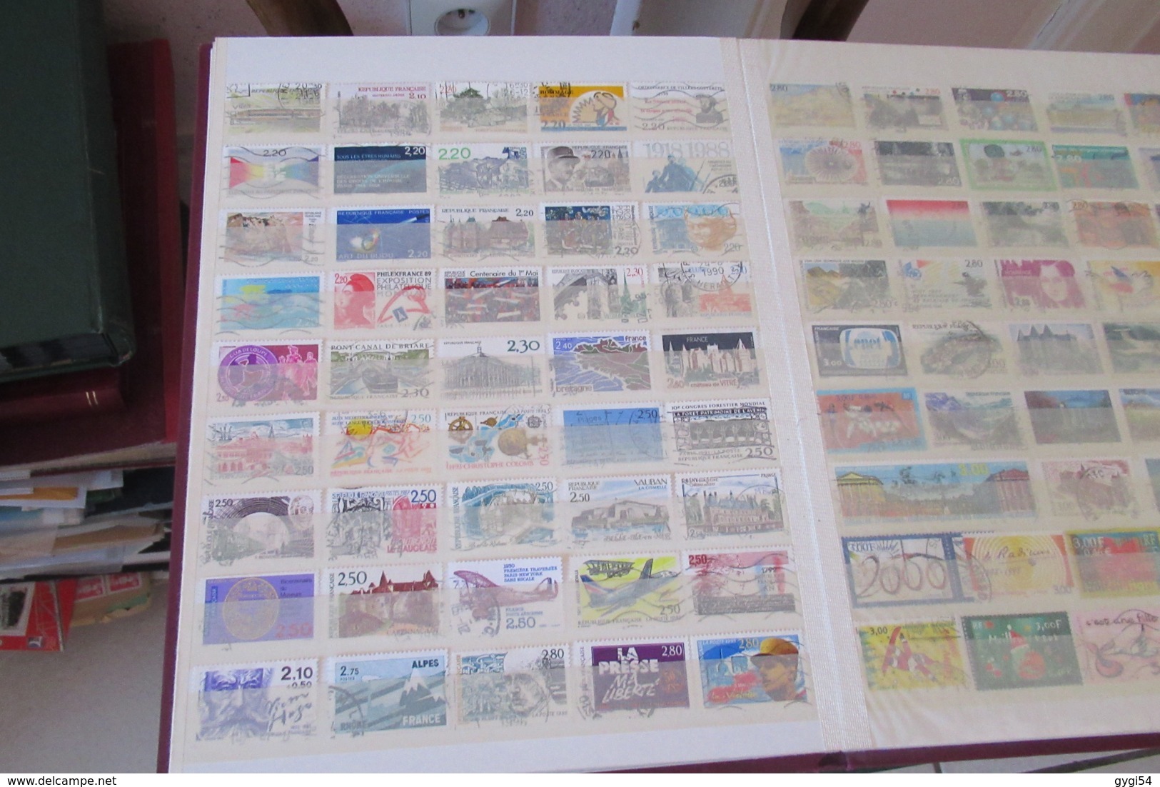 France  LOT DE   timbres  Oblitérés 1900 -2000 dans un classeur de 32 pages en  très bon état    27 scans