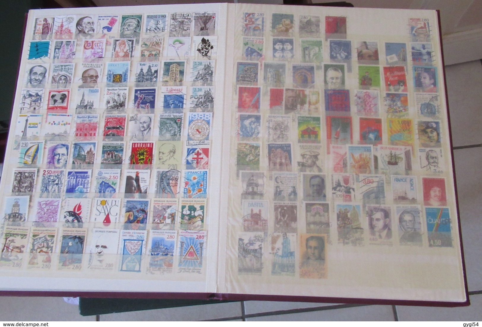 France  LOT DE   timbres  Oblitérés 1900 -2000 dans un classeur de 32 pages en  très bon état    27 scans