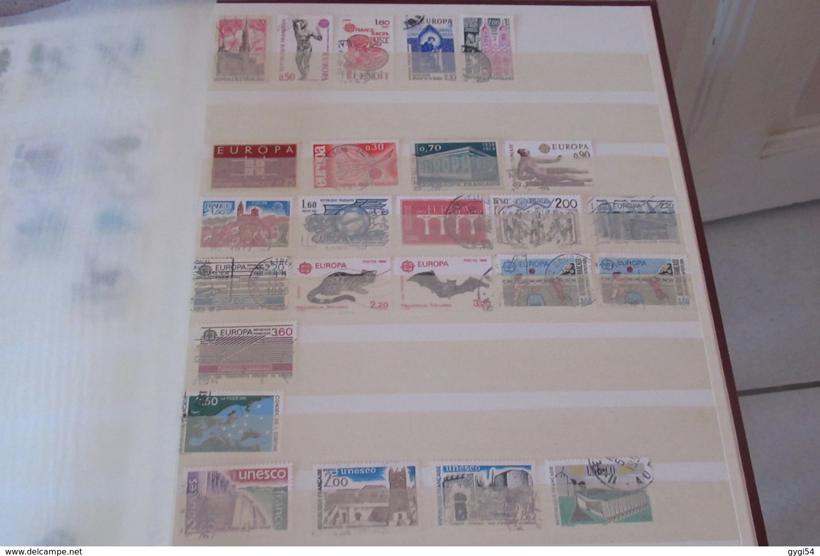 France  LOT DE   timbres  Oblitérés 1900 -2000 dans un classeur de 32 pages en  très bon état    27 scans