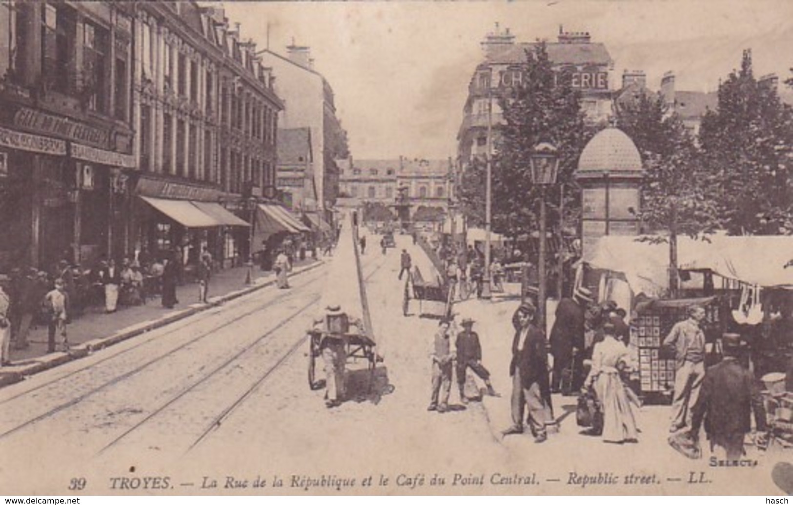 2795	82	Troyes, La Rue De La République Et Le Café Du Point Central (1920) - Troyes