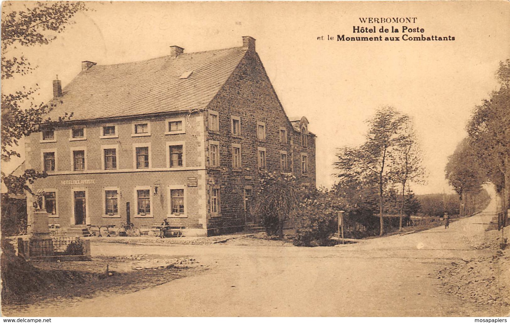 Werbomont - Hôtel De La Poste Et Le Monument Aux Combattants - Ferrieres