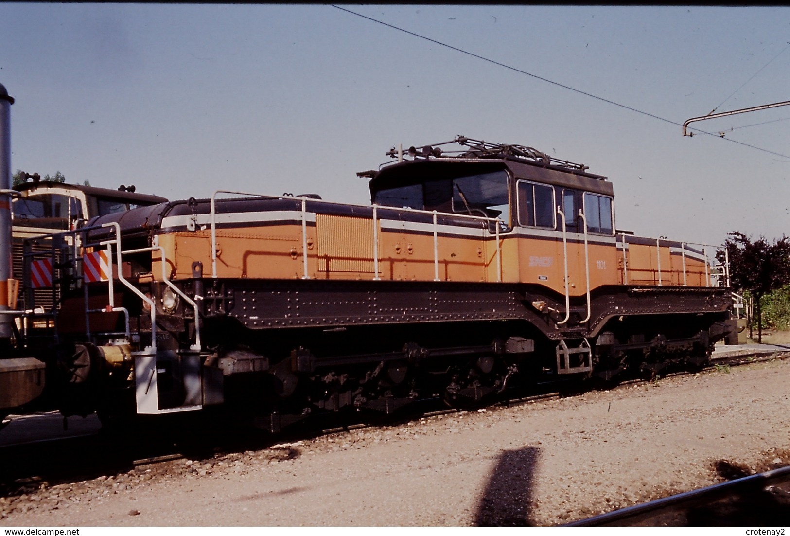 Photo Diapo Diapositive Slide Train Wagon Loco Locomotive Electrique SNCF 1101 à VSG  Le 18/06/1993 VOIR ZOOM - Diapositives