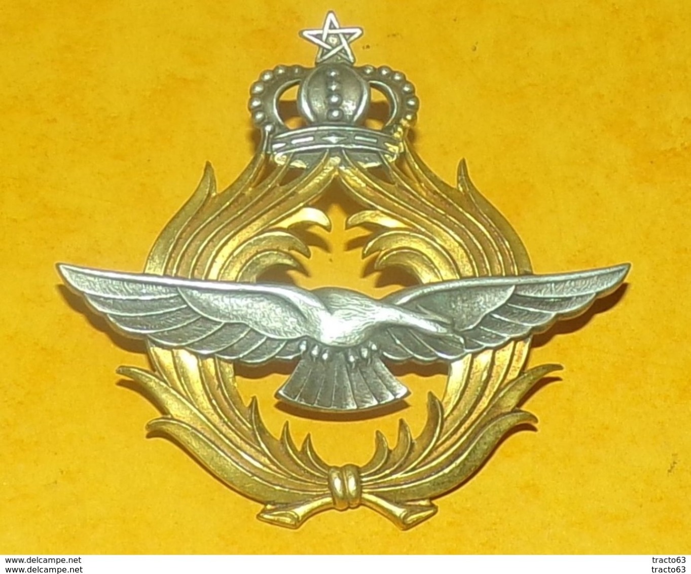 INSIGNE DE CASQUETTE D'OFFICIER DE L'ARMEE DE L'AIR MAROCAINE , FABRICANT ARTHUS BERTRAND PARIS, HOMOLOGATION SANS , BON - Armée De L'air