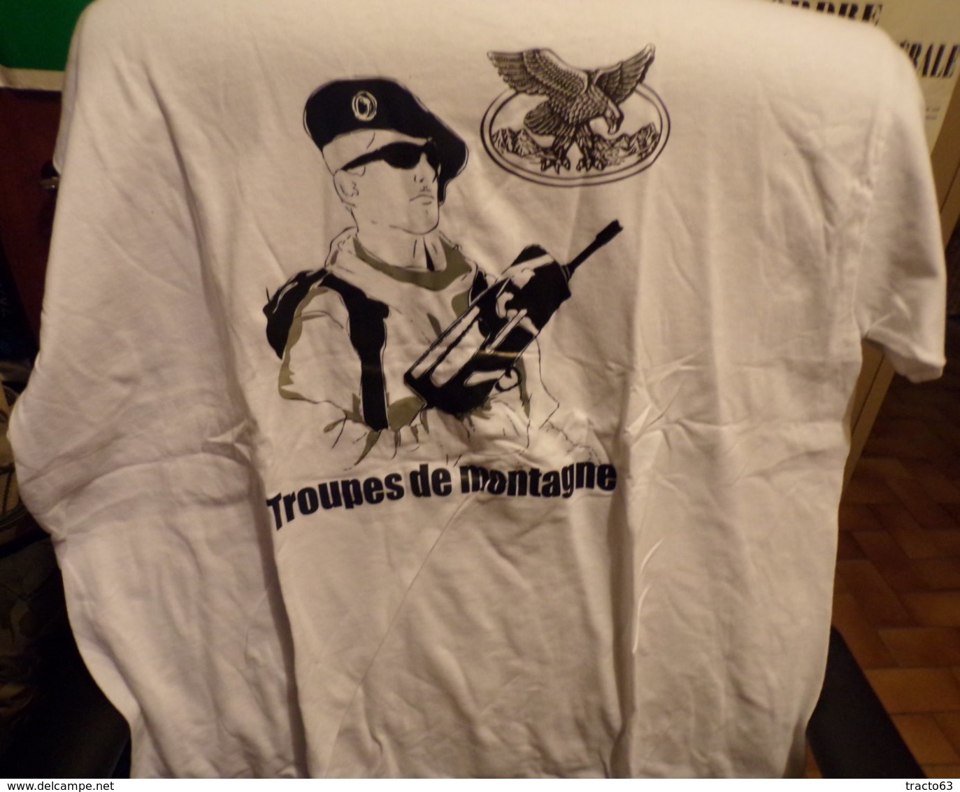 CHASSEURS ALPINS : TEE SHIRT LES TROUPES DE MONTAGNE  ,TAILLE L ,  NEUF VOIR PHOTO ( J'ai Quelques Tailles De Dispo ) - Equipment