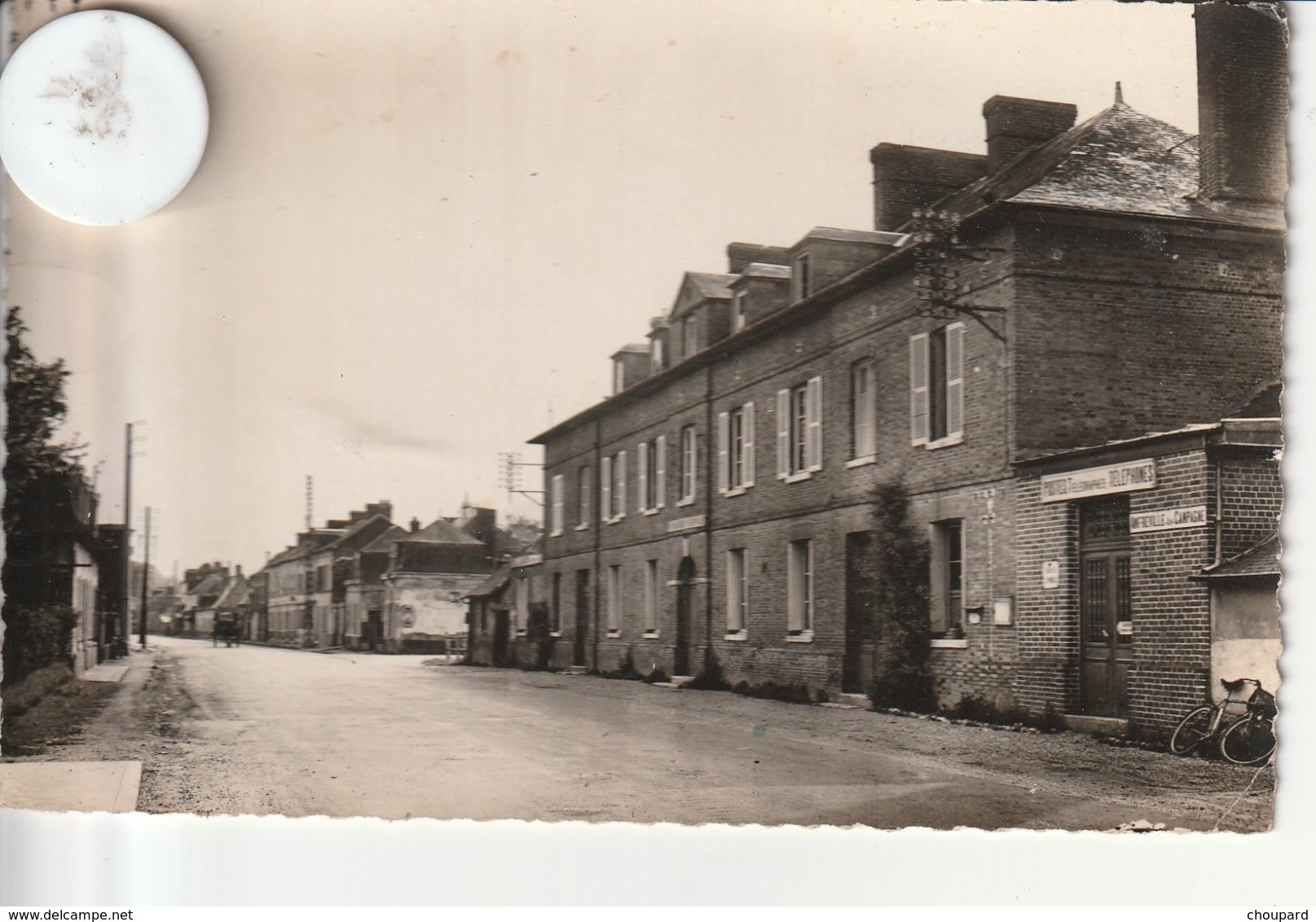 27 - Très Belle Carte Postale Semi Moderne Dentelée De AMFREVILLE LA CAMPAGNE  Dans L'Eure  La Poste Et La Gendarmerie - Autres & Non Classés