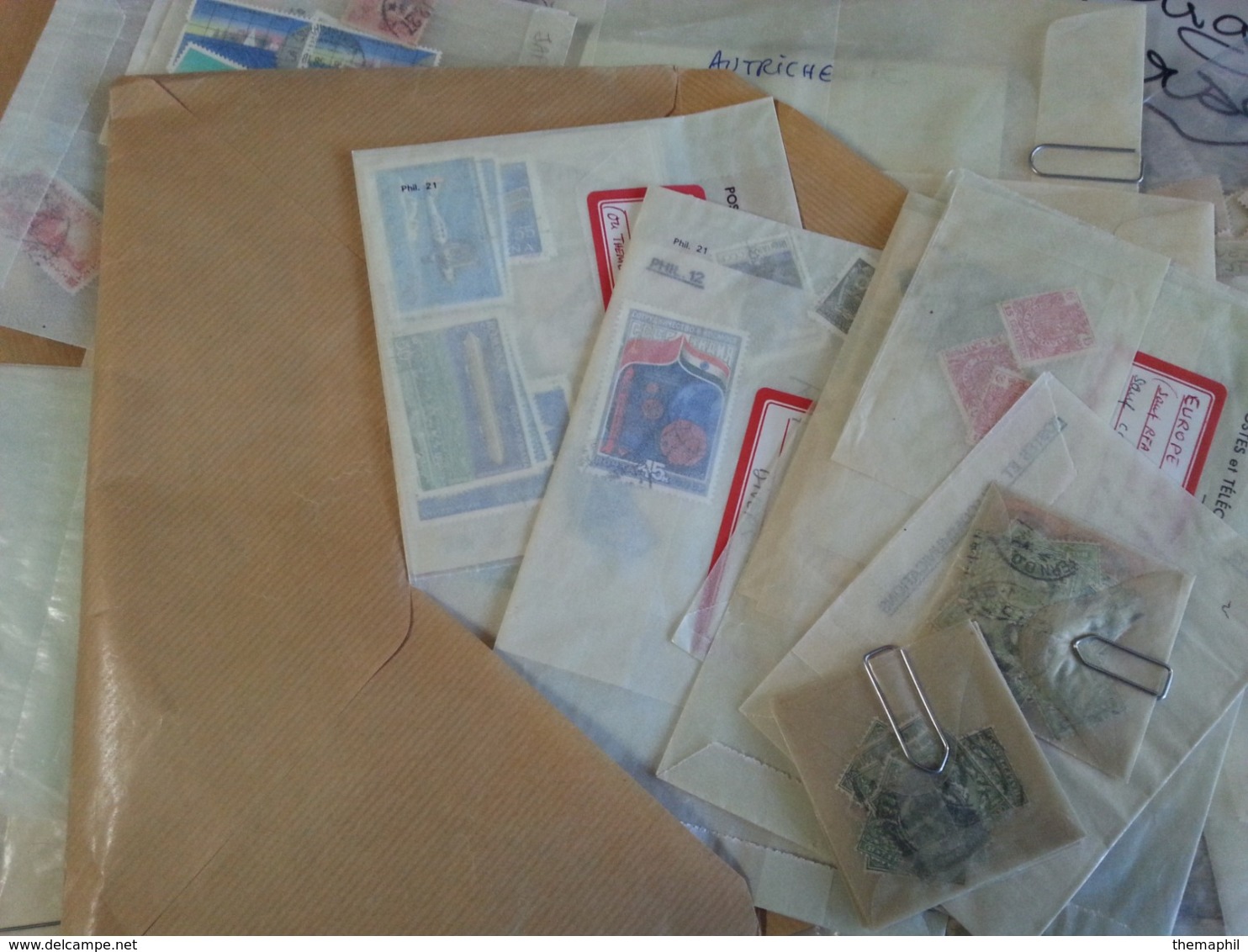 lot n° T 821 VRAC de plusieurs dizaines de milliers de timbres décollés, classés dans des enveloppe. tous pays obl.