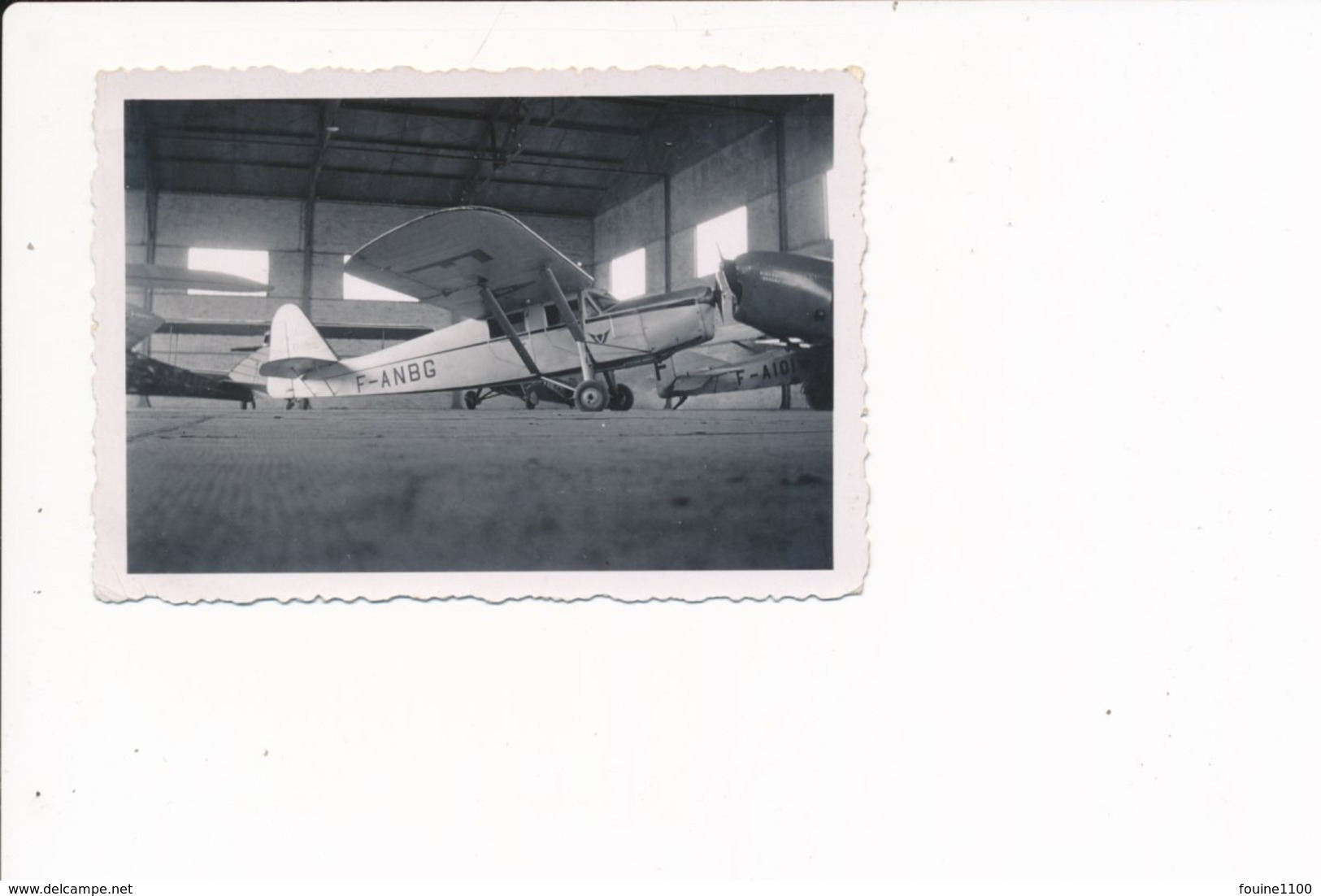 Petite Photo D'un Avion à Identifier F-ANBG Et F-AIOI Sous Un Hangar - Aviation