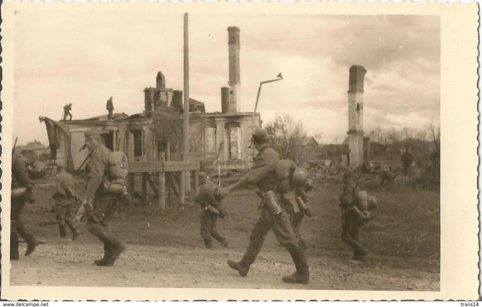 Orig Photo All WW2 : Traversée De Ville En Ruines En Lettonie . LETTLAND . - 1939-45