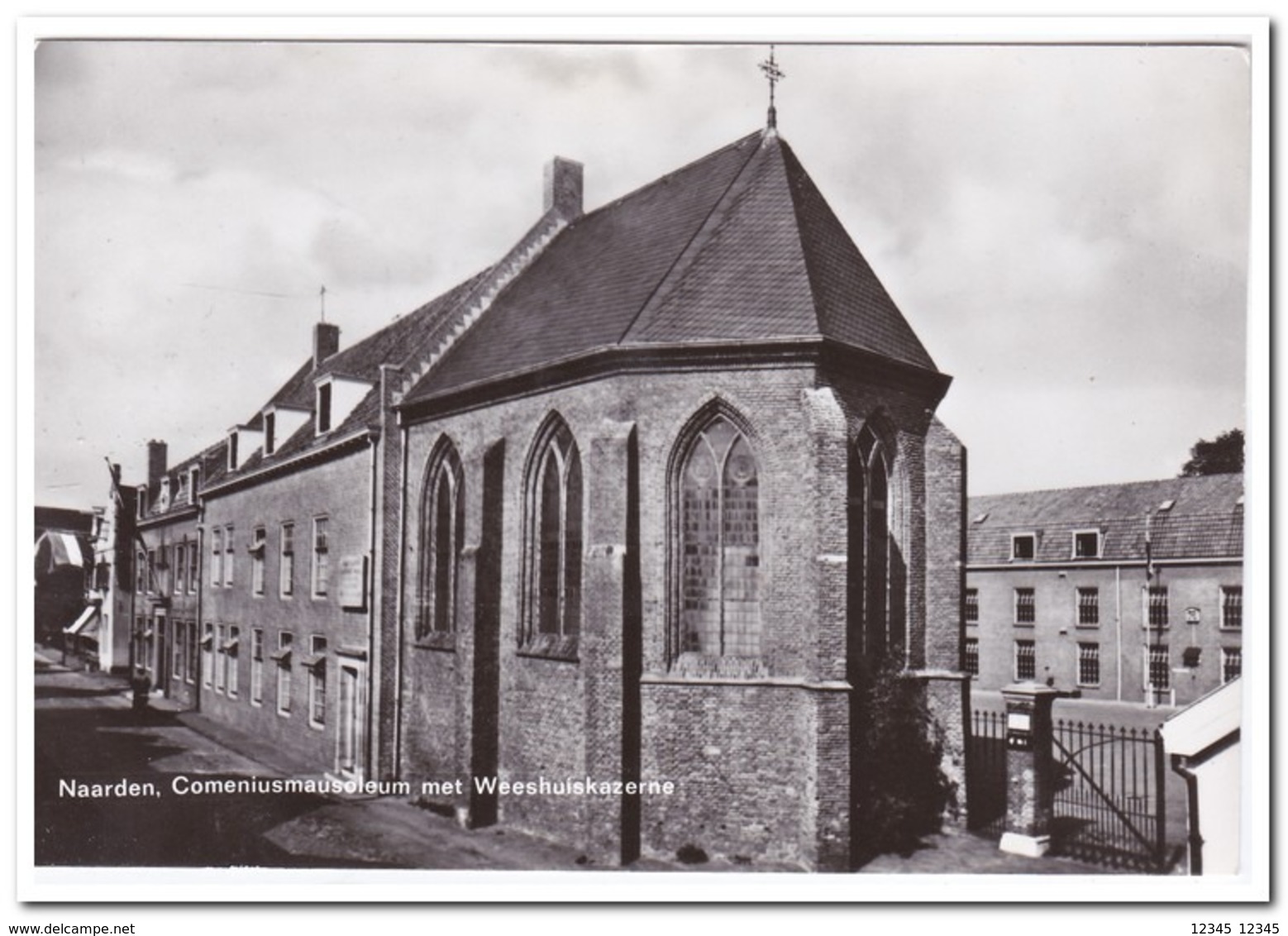 Naarden, Comeniusmausoleum Met Weeshuiskazerne - Naarden