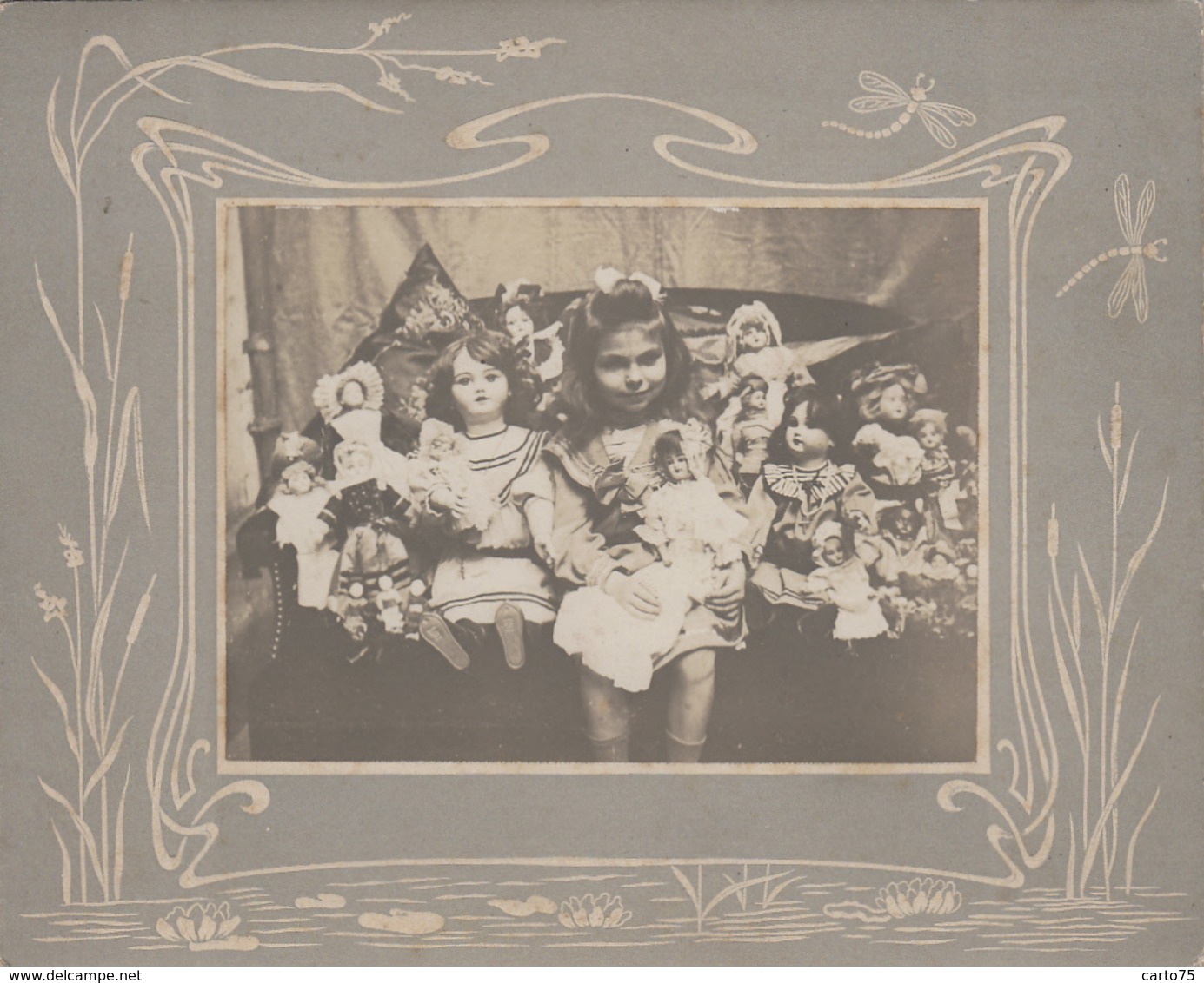 Photographie - Enfants - Fillette Et Ses Nombreuses Poupées - Photographie Fin XIXème Siècle - Art Nouveau Libellule - Fotografie