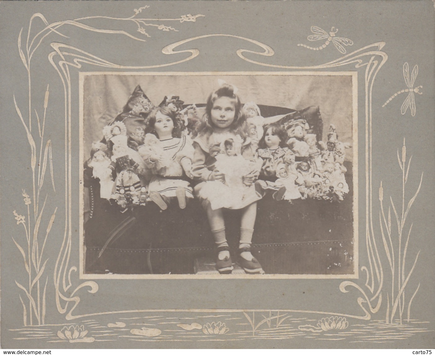 Photographie - Enfants - Fillette Et Ses Nombreuses Poupées - Photographie Fin XIXème Siècle - Art Nouveau Libellule - Fotografie