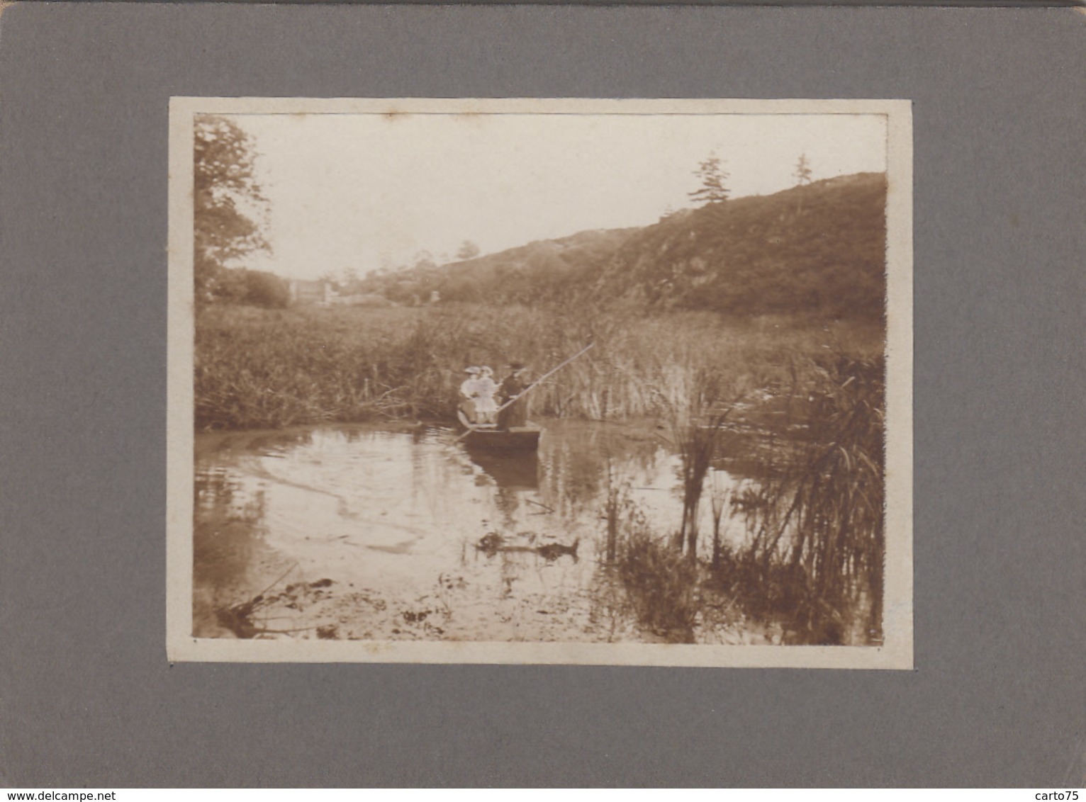 Photographie - Femmes Dans Une Barque Sur Un étang - Château Propriété à Situer - Photographie Fin XIXème Siècle - Fotografie