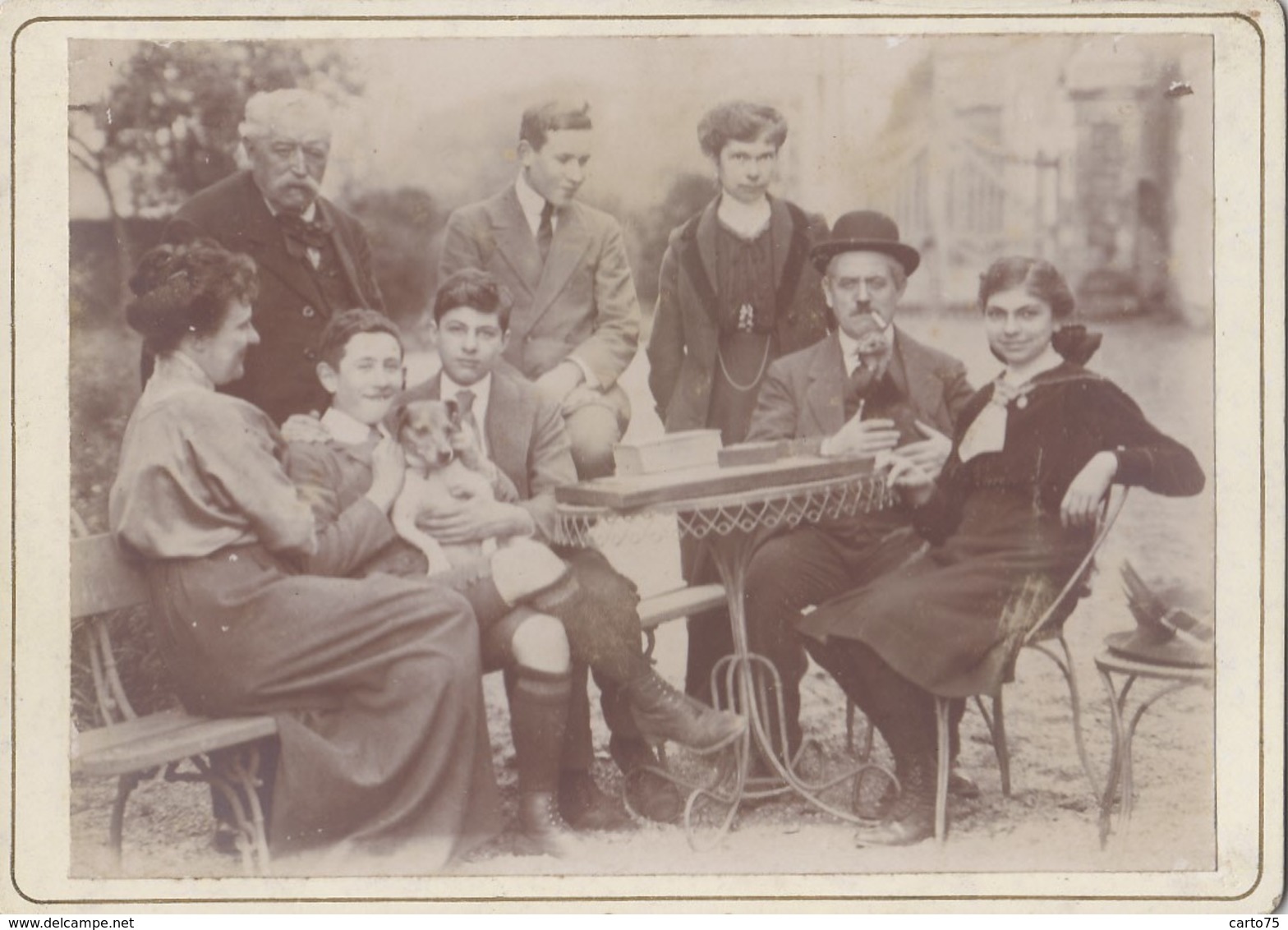 Photographie - Famille Cour Propriété - Chien Dindon - Femmes Mode - Jeux - Photographie Fin XIXème Siècle - Fotografie