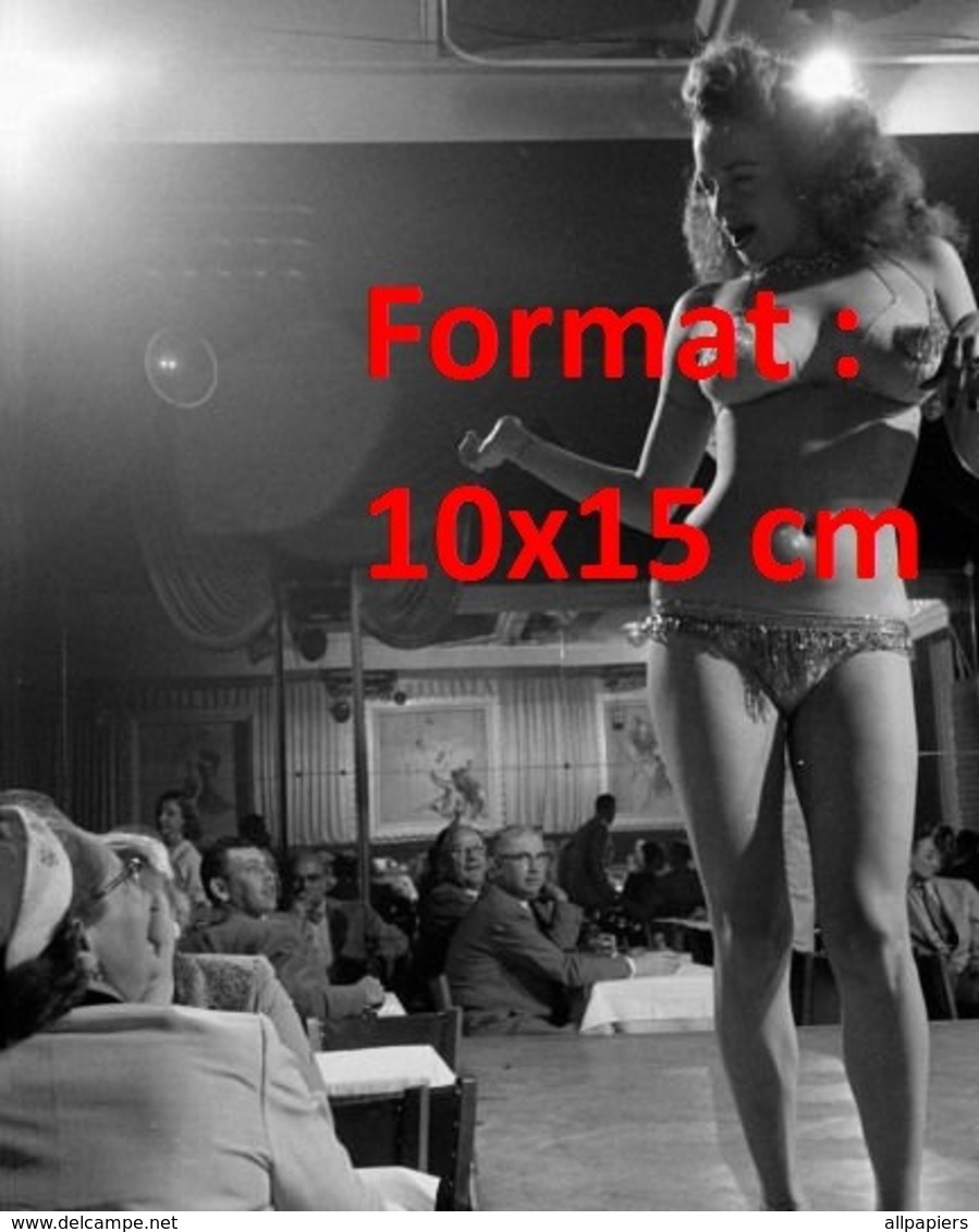 Reproduction D'une Photographie Ancienne D'une Danseuse Strip-teaseuse De Cabaret Dans Les Années 50 - Autres & Non Classés
