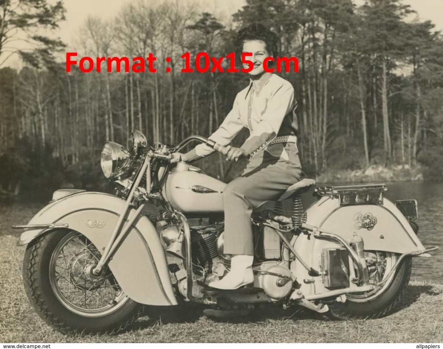 Reproduction D'une Photographie Ancienne D'une Jeune Femme Souriante Sur Une Grosse Moto Dans Les Années 50 - Autres & Non Classés