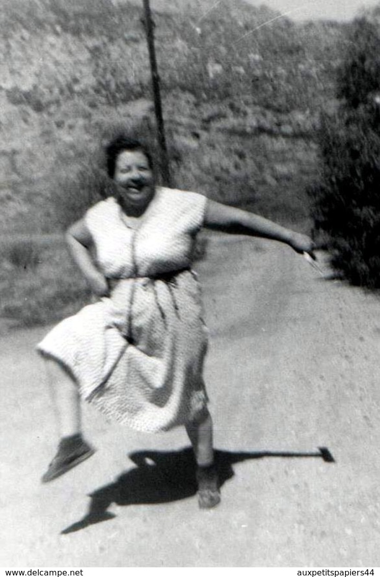 Amusante Photo Originale Danse De La Petite Soeur Kakak De Lucky Luke Et Son Ombre En 1959 Au Beau Milieu D'un Chemin - Personnes Identifiées