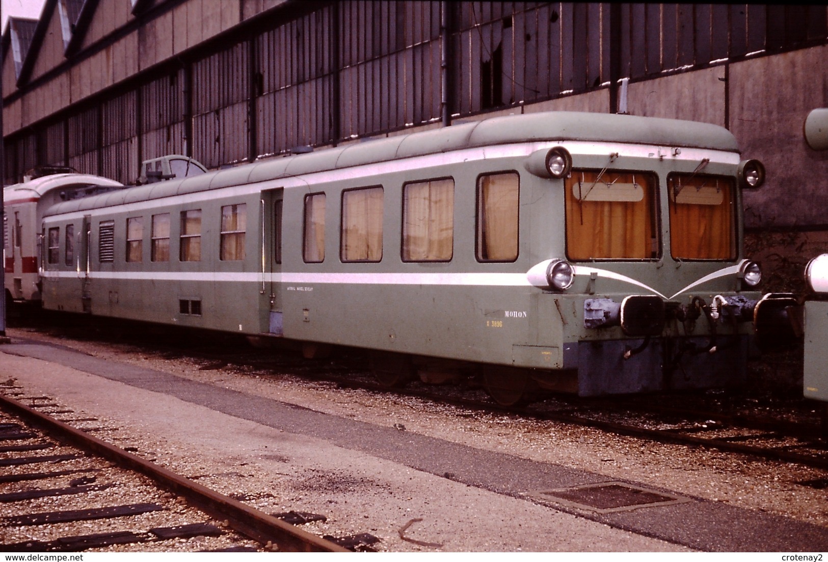 Photo Diapo Diapositive Originale Train Wagon Autorail Picasso De Service SNCF X 3896 La Villette 10/01/1992 VOIR ZOOM - Diapositives