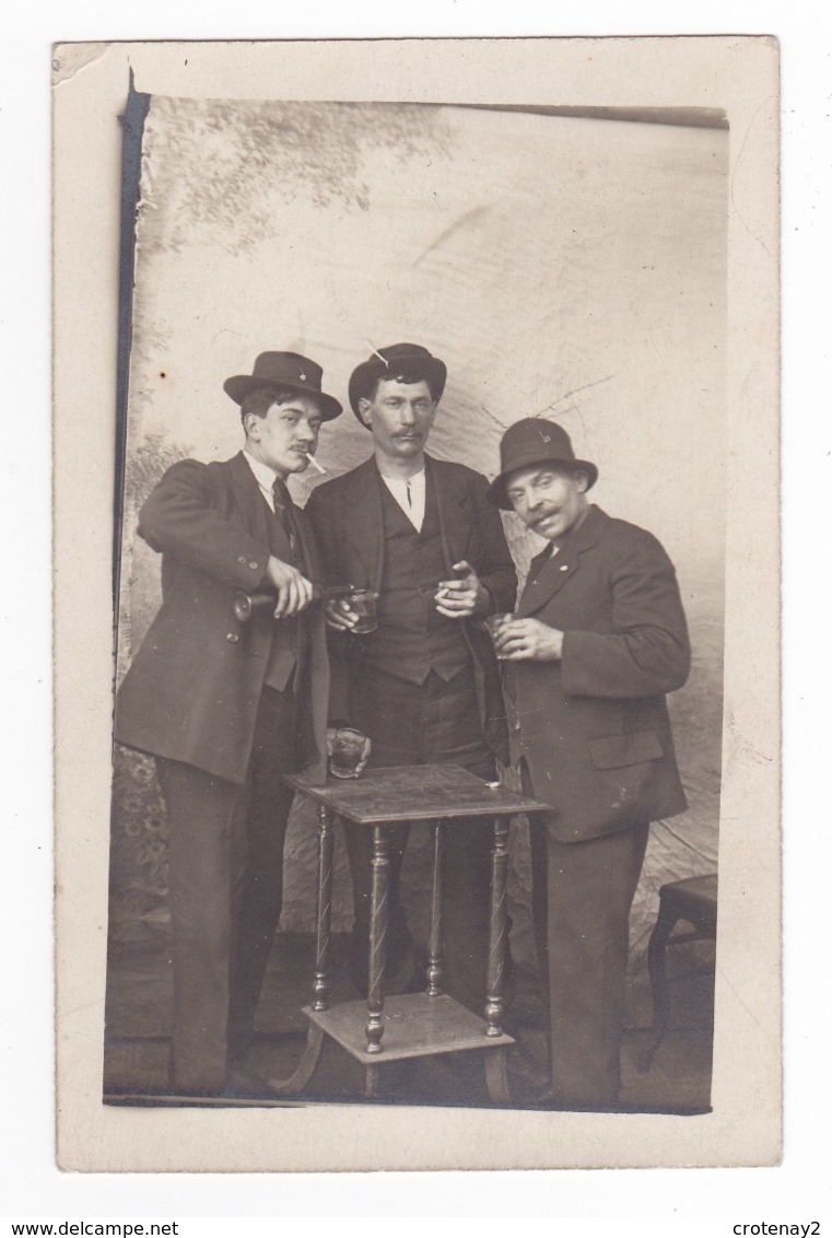 Carte Photo Beaux Personnages Pittoresques 3 Hommes à Identifier Buvant Une Bouteille De Vin VOIR ZOOM - Photographs