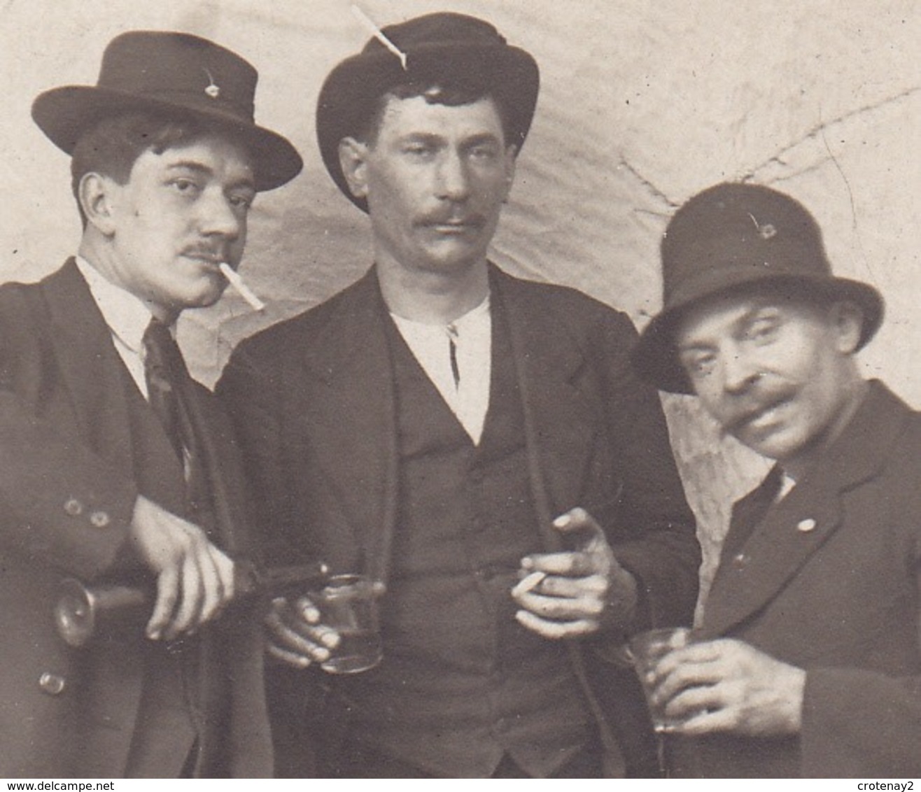 Carte Photo Beaux Personnages Pittoresques 3 Hommes à Identifier Buvant Une Bouteille De Vin VOIR ZOOM - Photographie