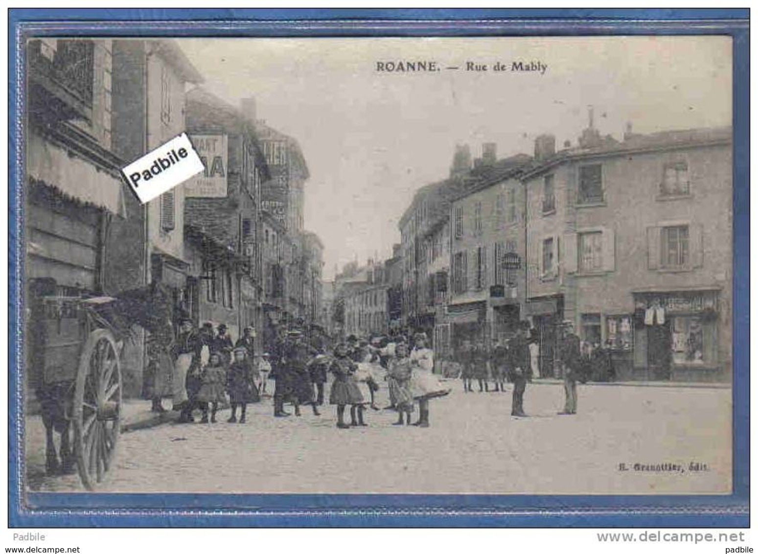 Carte Postale 42. Roanne  Rue De Mably  Trés Beau Plan Animé - Roanne