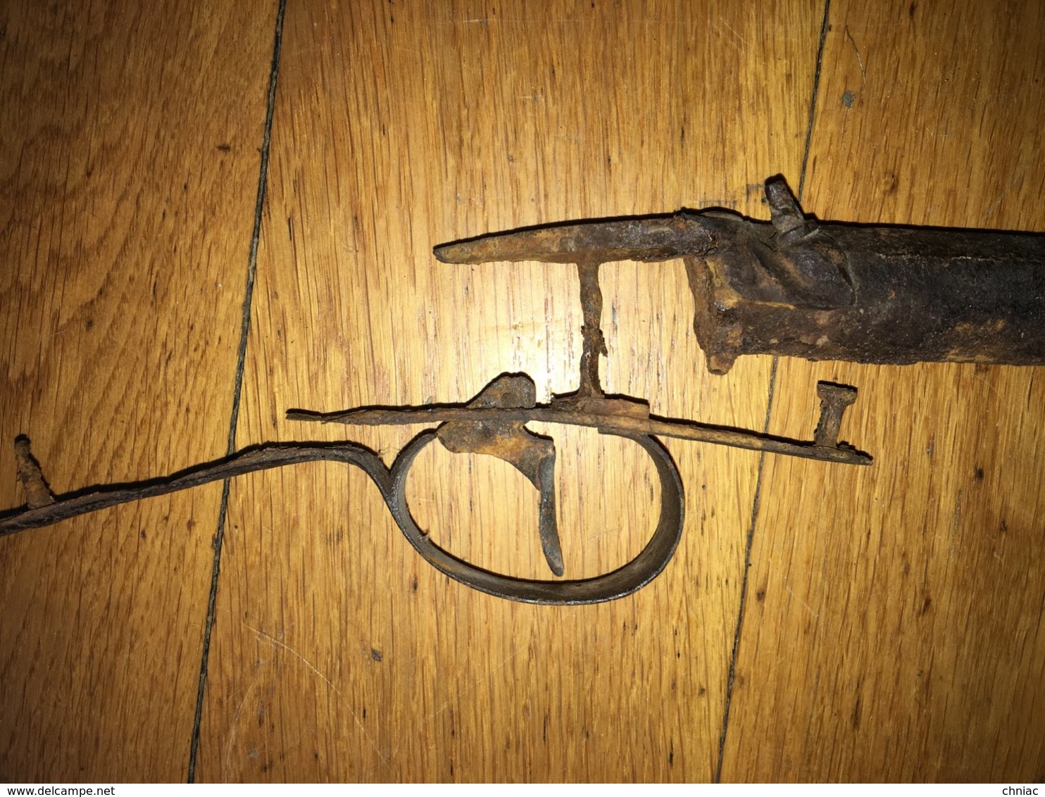 ANCIEN FUSIL DE CHASSE A CAPSULES DE FULMINATE A L’ETAT D’EPAVE. POUR UN EVENTUEL REMONTAGE DECORATIF OU POUR PIECES.