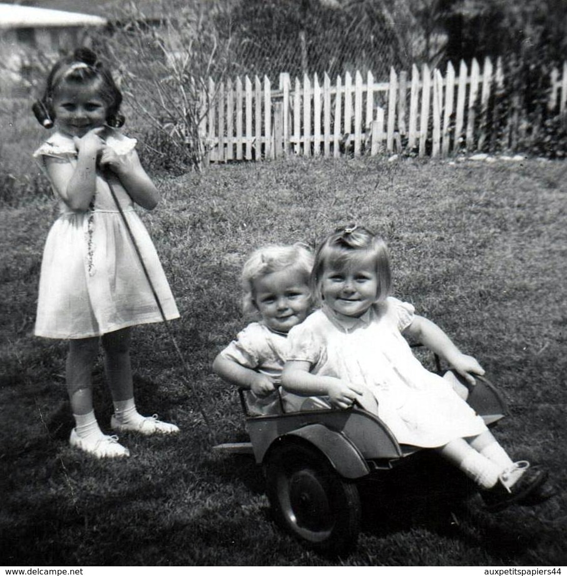 Photo Carrée Originale B.B. USA - Fillette Identifiées Jouant Au Jardin En 1962 à Riverside - Veronica, Gloria & Joyce - Personnes Identifiées