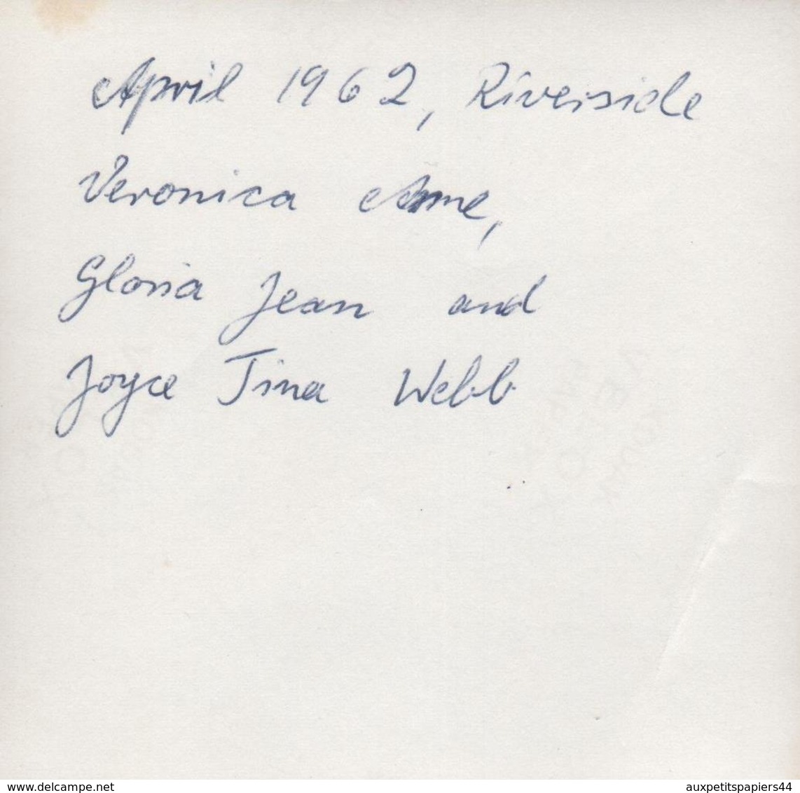 Photo Carrée Originale B.B. USA - Fillette Identifiées Jouant Au Jardin En 1962 à Riverside - Veronica, Gloria & Joyce - Personnes Identifiées