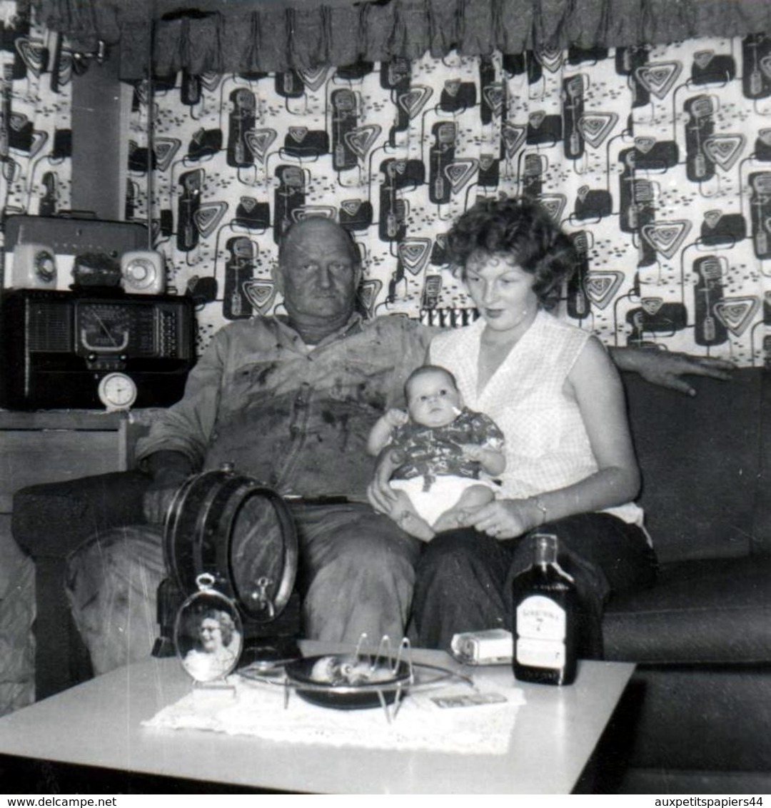 Photo Carrée Originale B.B. USA - 3 Générations Sur Le Canapé - Tonneau Apéro & Poste T.S.F. Avec Talkie Walkie En 1955 - Personnes Anonymes