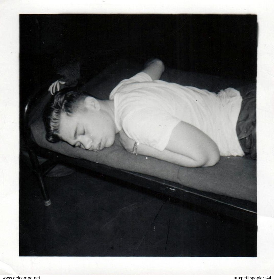 Photo Carrée Originale B.B. USA - Sieste & Grosse Fatigue Sur Un Lit Militaire Jeune Homme Adolescent Endormi 1950/60 - Personnes Anonymes