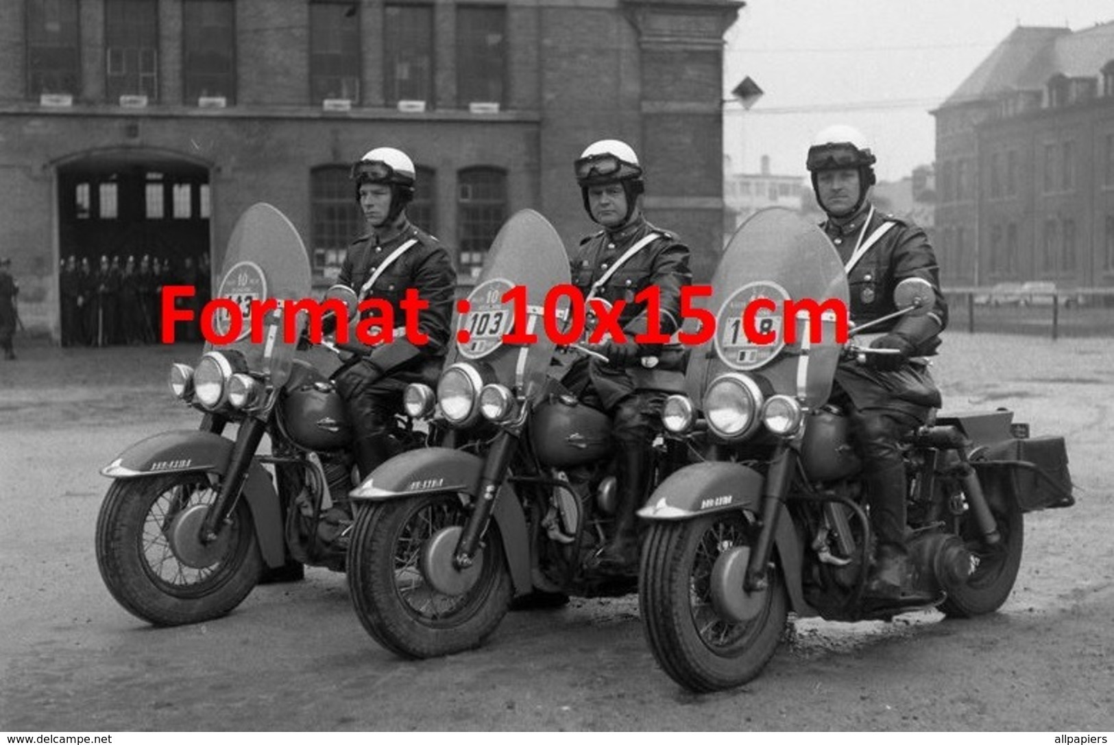 Reproduction D'une Photographie Ancienne De Trois Motards De La Police En Uniforme Et Casque Sur Leur Moto - Autres & Non Classés