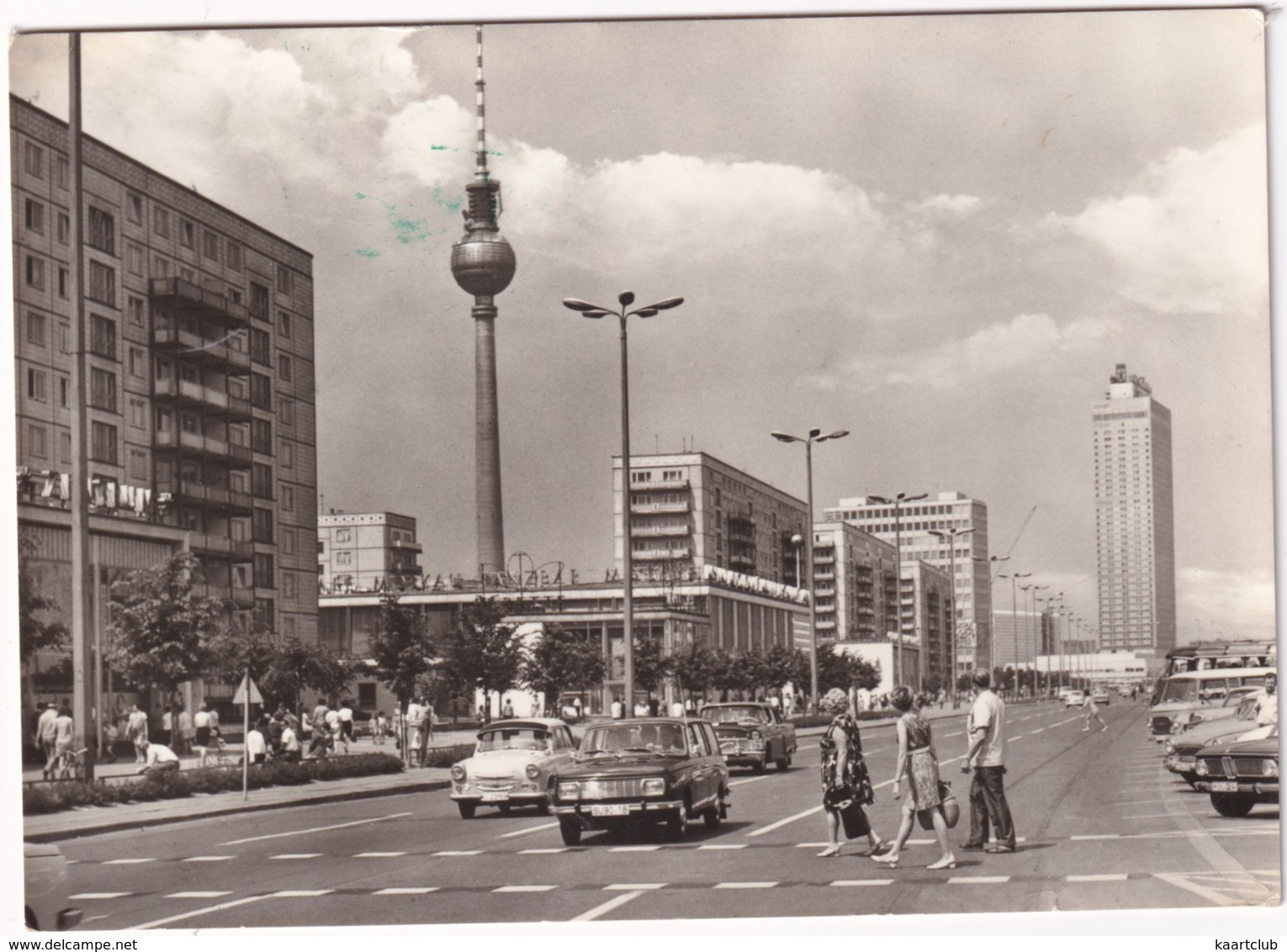 Berlin: WARTBURG 353 TOURIST, TRABANT 600, TCHAIKA LIMOUSINE '59 - Karl-Marx-Allee - (DDR) - Toerisme