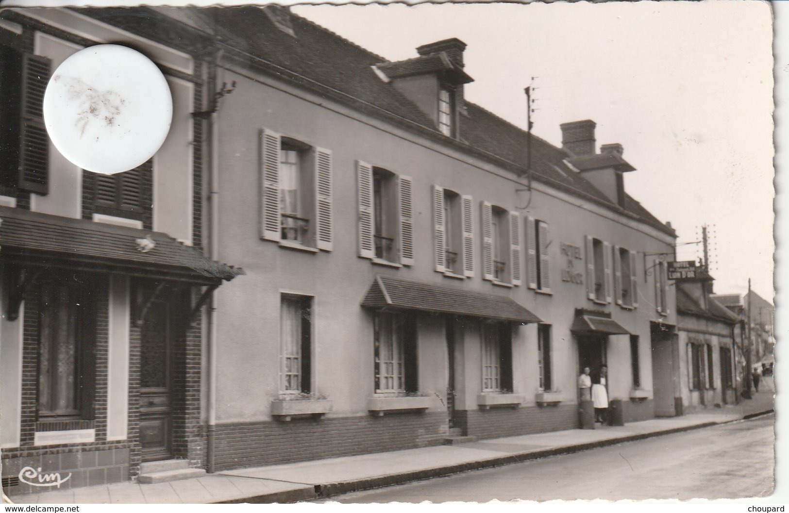 27 - Très Belle Carte Postale Semi Moderne Dentelée De   TILLIERS SUR AVRE   Hotel Du Lion D'Or - Tillières-sur-Avre