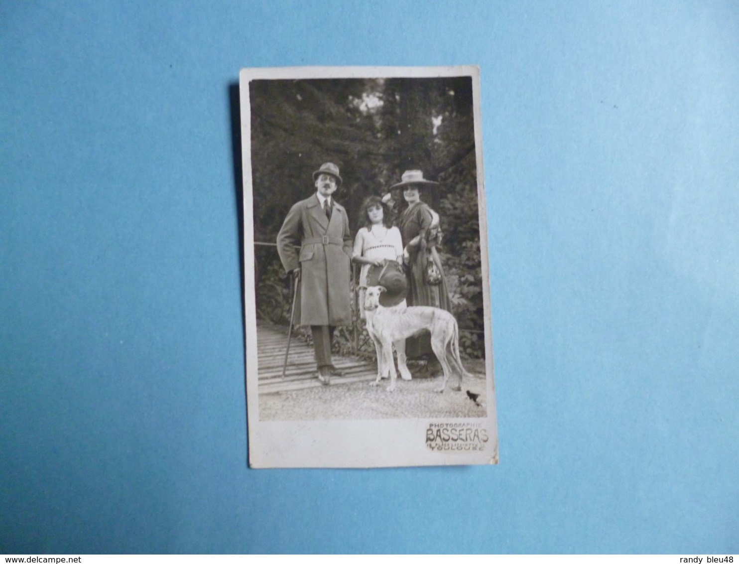 CARTE PHOTO  -  Photographie BASSERAS  -  TOULOUSE, Place Lafayette  -  Couple Enfant Et Lévrier - Autres & Non Classés