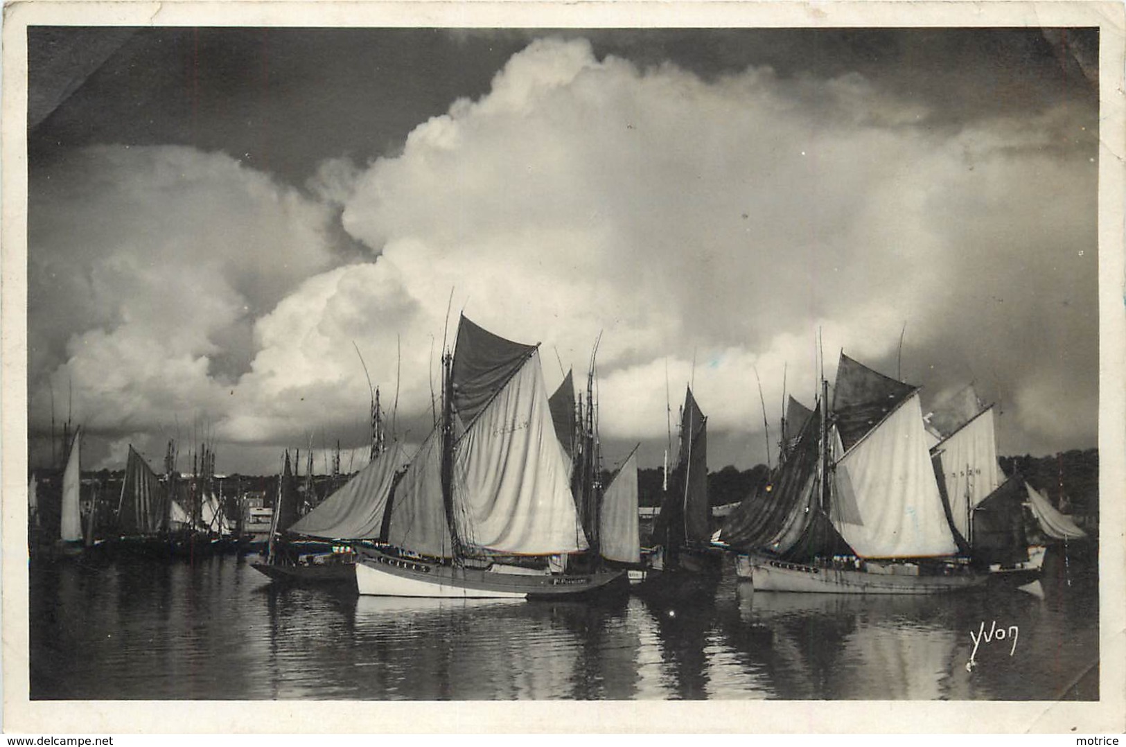 CONCARNEAU - Groupe De Thonniers Par Ciel D'orage (bateaux De Pêche). - Pêche