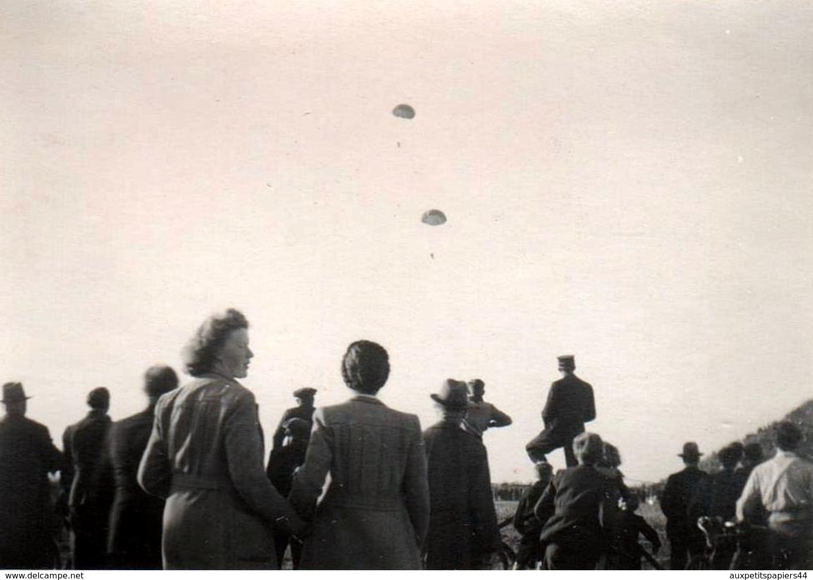 Poch. 17 Photos Originales Guerre 1939-45 Parachutage, Américains, Entrainement Au Tir De Civils, Résistance, Waterloo. - Guerre, Militaire