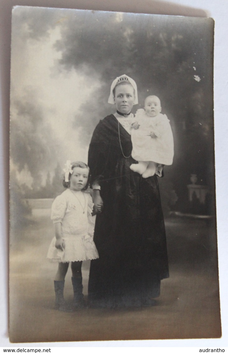 Carte Photo Femme Bretonne Coiffe Costume Traditionnel Folklore Bretagne + 2 Enfants - Anonymous Persons