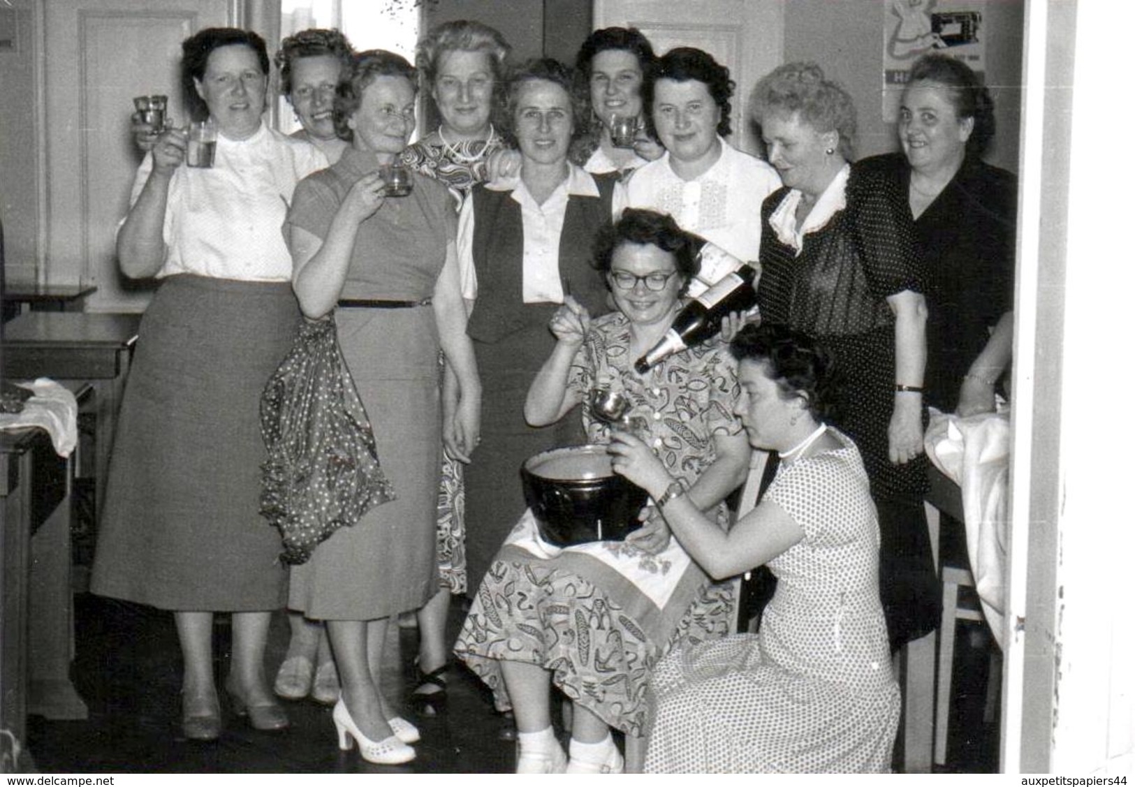 2 Photos Originales Collègues De Travail Qui Ont Le Sens Su Travail Ou De La Fête - Sangria & Gâteau Au Boulot ! 1950/60 - Métiers