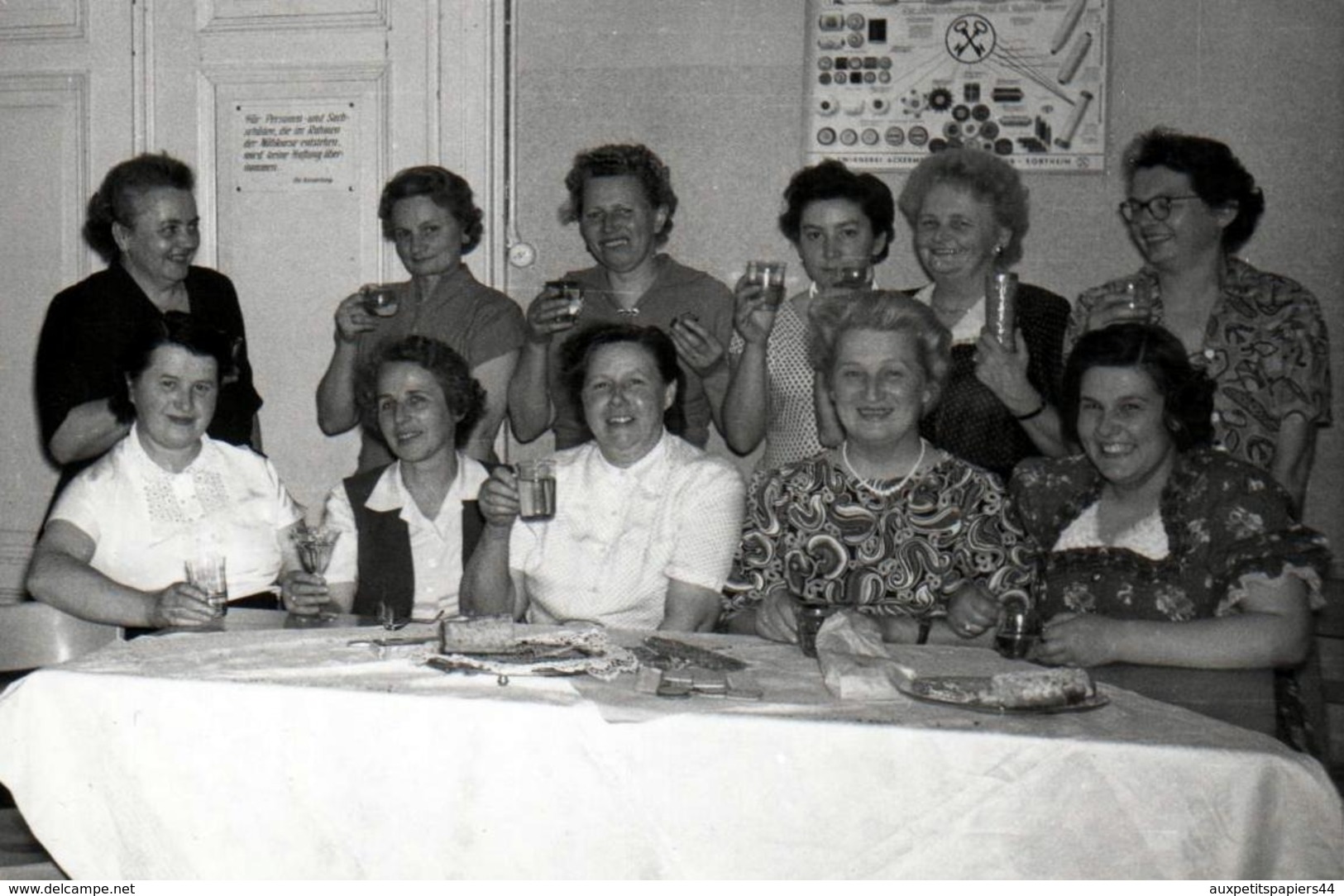 2 Photos Originales Collègues De Travail Qui Ont Le Sens Su Travail Ou De La Fête - Sangria & Gâteau Au Boulot ! 1950/60 - Métiers